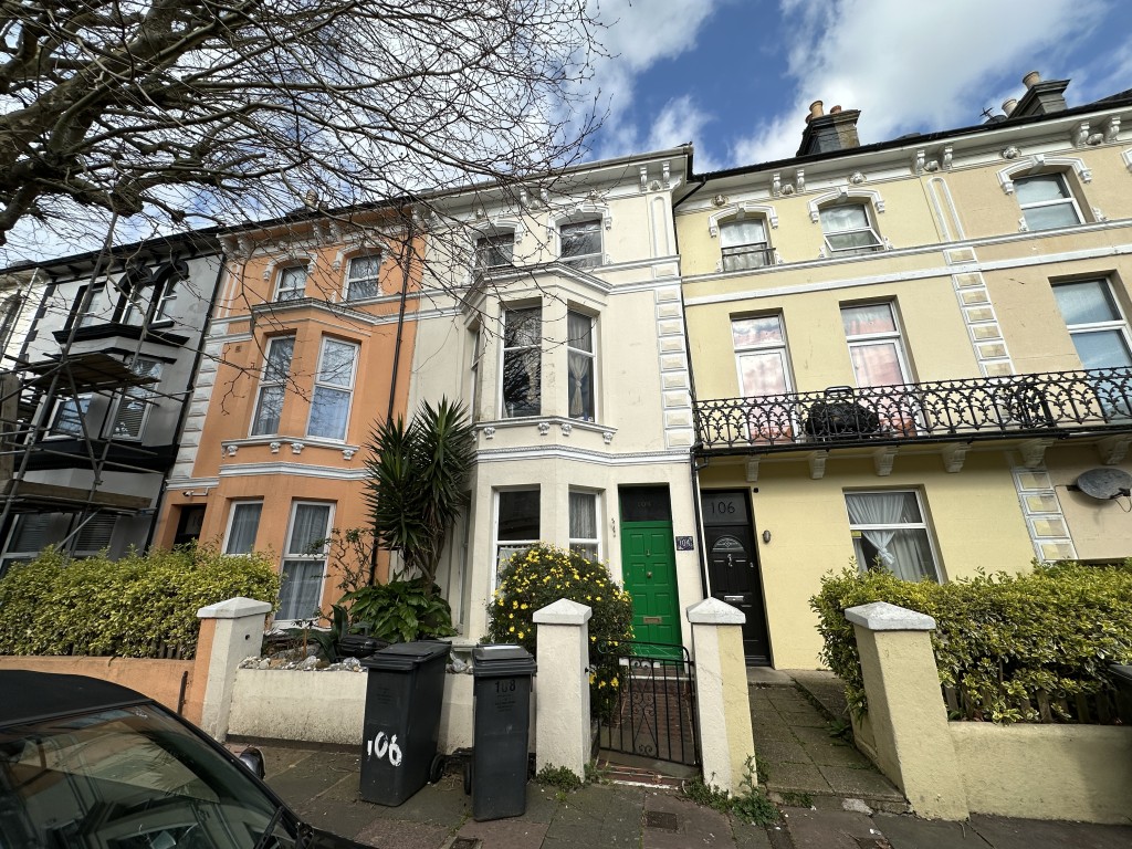 Lot: 114 - TERRACE HOUSE FOR REFURBISHMENT WITH PLANNING FOR THREE FLATS - External of Terraced Property
